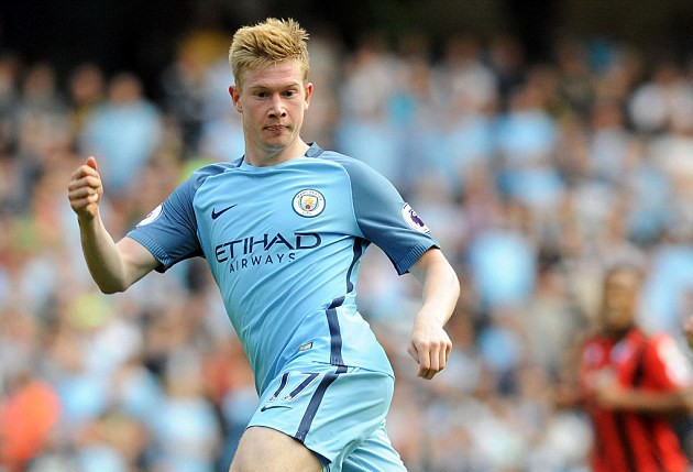 满血回归，此前经历眼部手术的奥利塞在进球后捂住一只眼庆祝（眼部手术后强势归来，奥利塞破门后捂单眼庆祝）