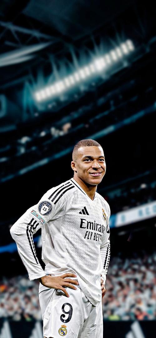 助罗马升至意甲榜首，斯维拉尔达成罗马生涯100场里程碑（斯维拉尔迎罗马第100战，助球队登顶意甲榜首）