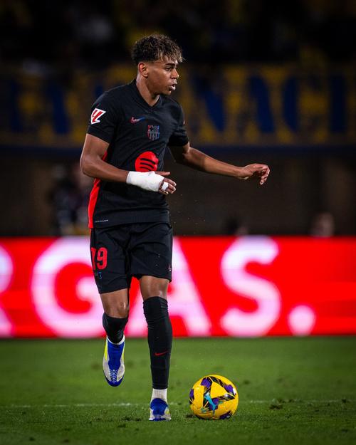 官方：迈阿密国际与38岁老将苏亚雷斯续约至2026年底（官宣：38岁苏亚雷斯与迈阿密国际续约，合同至2026年末）